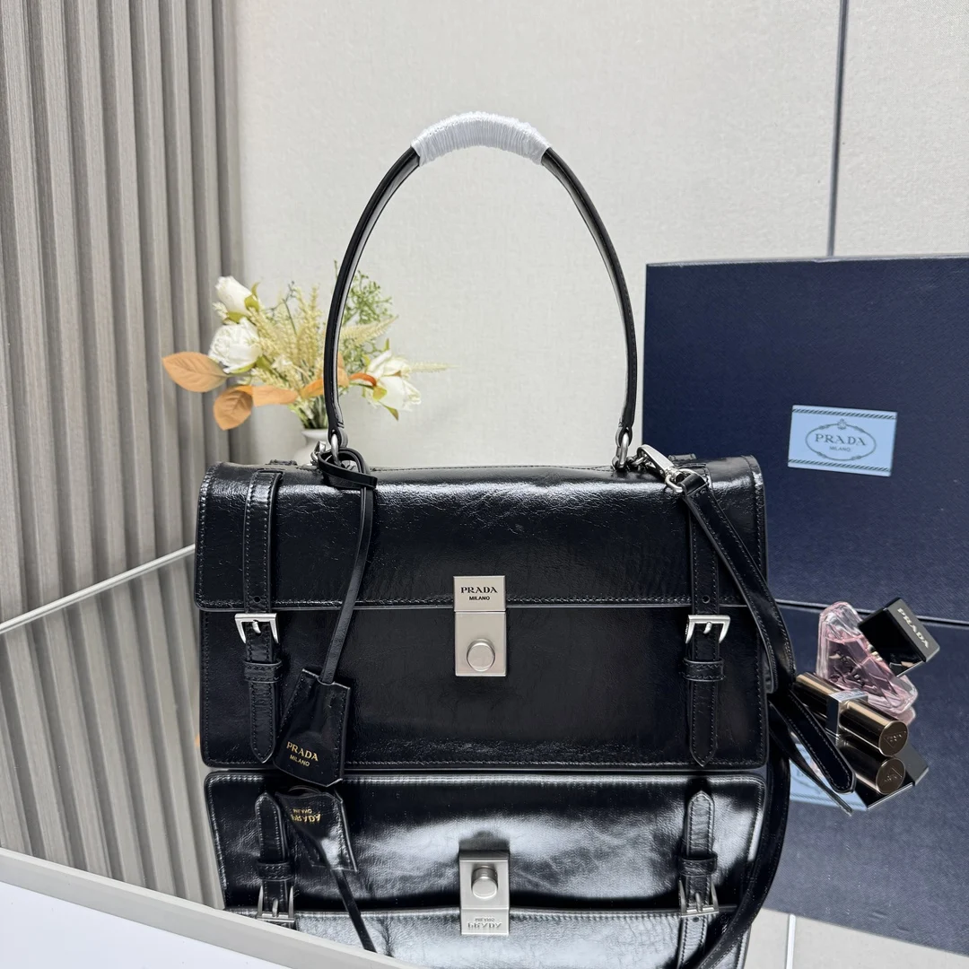 原单普拉达女包|高仿普拉达女包|精仿普拉达女包|一比一普拉达女包<p> 顶级原单 25SS春夏新款黑色 笔筒包1BN026小号到货这款皮革手袋灵感源自挺括正式的公文包 质感细腻亮泽 以全新态度重释经典办公风格廓形 采用精致柔和细节设计 为包袋的经典造型更添温柔和百搭魅力 经典竖向锁扣装点细节 搭配长手提柄 可挎肩背携 更加实用 又是一款永久不过时爆款 赶紧入手吧尺寸 长32高16.5x底10cm</p>