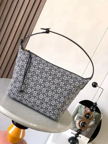 <p>Anagram 提花布和牛皮革 Cubi 手袋大号 便当包 Cubi饭盒包 这一季的快乐是Cubi给的 L0ewe 最新抢手腋下包 Cubi款号 9008</p><p>颜色 蓝黑小花</p>