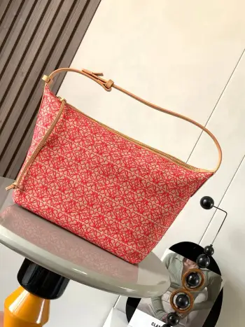 <p>Anagram 提花布和牛皮革 Cubi 手袋大号 便当包 Cubi饭盒包 这一季的快乐是Cubi给的 L0ewe 最新抢手腋下包 Cubi款号 9008</p><p>颜色 红色小花</p>