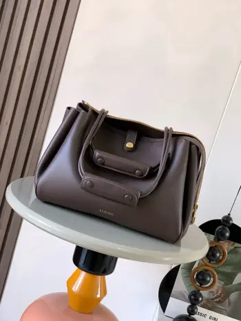 <p>中号柔软牛皮革 Madrid手袋Madrid 具有柔软的结构感梯形造型采用角撑设计 搭配可调节提手和 Pebble 磁扣此中号版本采用柔软牛皮革制成*可肩背 斜挎或手提*可调节肩带 搭配皮革延长带 *AnagramPebble 磁扣开合拉链开合*一个拉链内袋 *Anagram Pebble金属脚钉*纳帕羊皮革衬里</p><p>尺 28.5CM 23CM 11CM</p><p>款号 9147</p><p>颜色 布朗尼深棕</p>