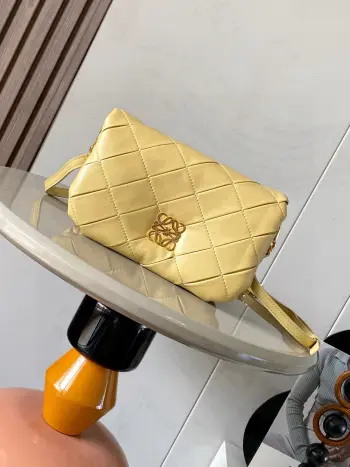 <p>迷你亮面纳帕羊皮革褶皱 Puffer Goya 手袋Goya Puffer 受到了Goya 美学的启发 通过带有鹅毛衬垫的闪亮纳帕羊皮革带来了全新的感官和触觉维度此迷你版本采用褶皱羊皮革制成 经过手工剪裁  缝合和缝制 多种背法可肩背或手拿 可拆卸可调节肩带 磁扣开合 一个隔层和一个拉链 口袋 纳帕羊皮革衬里</p><p>颜色 黄油色</p><p>尺 20cm 6cm 13cm</p><p>款号 9077</p>