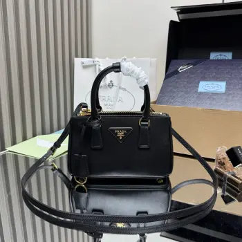 <p> 顶级原单 新款横款mini杀手包1BA916黑色这款Galleria手袋采用标志性的Saffiano皮革制作 配有一条可拆卸肩带 顶级拉丝五金是对经典隽永优雅气质的别致诠释 对现在流行小包盛行时代的美女们 值得拥有 轻松搞定小姐姐曰常出行 容量空间大 又好看又实用任何时候拿出来用都会不过时的包型赶紧入手吧尺寸 长21x高12.5x底8.5cm</p>