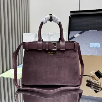 <p> 顶级原单 新款 小号磨砂皮 1BA4342024全新DoubleBag小号购物袋Double系列进口磨砂牛皮 内里配全羊皮优雅简洁的包身设计正面印花字母logo标识手提 肩带可调节长短 内置三个隔层 中间内袋 大皮革腰带的独特设计尽显活力完美细节女神必备 超级棒5尺寸 32Ｘ23Ｘ11CM </p>