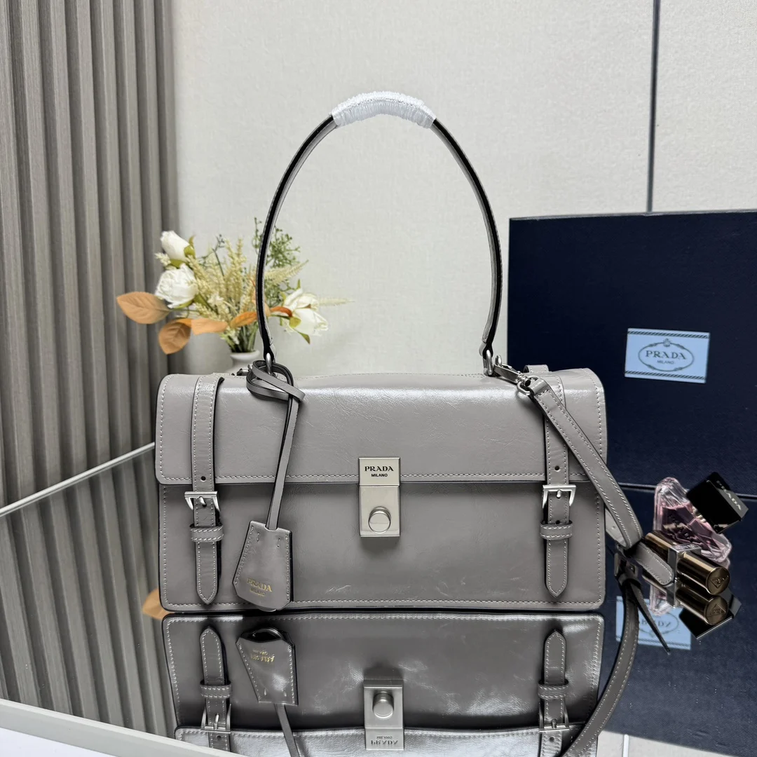 原单普拉达女包|高仿普拉达女包|精仿普拉达女包|一比一普拉达女包<p> 顶级原单 25SS春夏新款紫灰 笔筒包1BN026小号到货这款皮革手袋灵感源自挺括正式的公文包 质感细腻亮泽 以全新态度重释经典办公风格廓形 采用精致柔和细节设计 为包袋的经典造型更添温柔和百搭魅力 经典竖向锁扣装点细节 搭配长手提柄 可挎肩背携 更加实用 又是一款永久不过时爆款 赶紧入手吧尺寸 长32高16.5x底10cm</p>