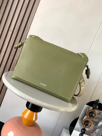 <p>亮面柔软牛皮革 Flamenco satchel 手袋 新品这款手袋将经典 Flamenco手袋重新设计为实用的斜挎包 采用拉绳收紧 并打上标志性的盘绕结 此版本以亮面柔软牛 皮革制成 内部采用绒面革  斜挎  肩背或手提 可调节可拆卸 LOE WE 织带 牛皮革拉链内袋和 D 形环  LOE WE 烫银 </p><p>尺寸 34cm 12cm 24cm</p><p>款号 9059</p><p>颜色 橄榄绿</p>
