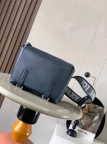 <p>L0e we新款XS邮差包military messenger经典信使包  此款一改过去经典邮差包做法 设计了拉链主隔层 前部搭配搭扣打开方式放隐私物品安全之余更加人性化 整體感覺更無懈可击.内置两卡槽 香烟 手机 充电宝 夹 收纳理想指数5颗星采用进口荔枝纹小牛皮搭配背部柔软细纹皮小牛皮   调节的棉质织带肩带,使用舒适感倍增 </p><p>尺 23CM 18CM 9CM</p><p>款号 9011</p><p>颜色 深蓝</p>