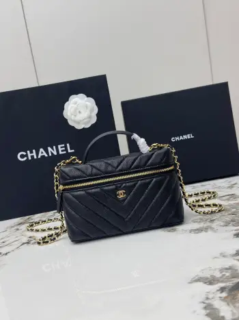 <p>CHANEL香奈儿26S新款V格化妆包 颗粒球纹进口牛皮配金属金色五金 质感耐磨耐用 经典设计风格 百搭实用 可手提可斜垮可单肩 真的很精致哦 高颜值 小巧 型号 A 尺: 长19.5cmX高17cmX5cm </p>