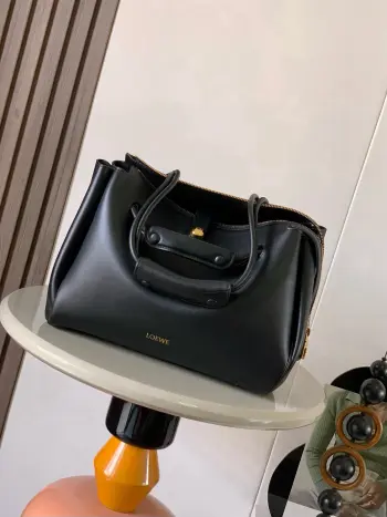 <p>中号柔软牛皮革 Madrid手袋Madrid 具有柔软的结构感梯形造型采用角撑设计 搭配可调节提手和 Pebble 磁扣此中号版本采用柔软牛皮革制成*可肩背 斜挎或手提*可调节肩带 搭配皮革延长带 *AnagramPebble 磁扣开合拉链开合*一个拉链内袋 *Anagram Pebble金属脚钉*纳帕羊皮革衬里</p><p>尺 28.5CM 23CM 11CM</p><p>款号 9147</p><p>颜色 黑色</p>