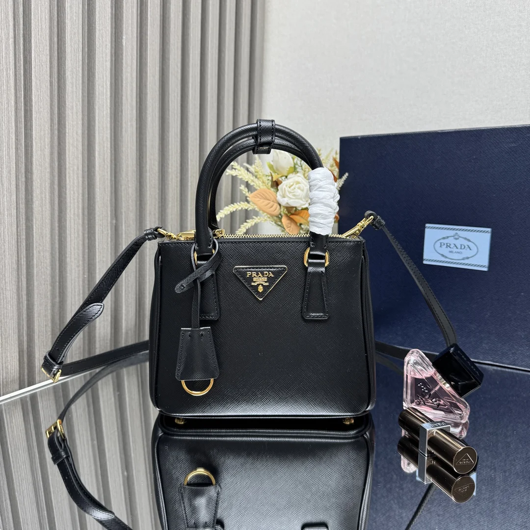 原单普拉达女包|高仿普拉达女包|精仿普拉达女包|一比一普拉达女包<p> 顶级原单 专柜新款mini杀手包1BA906这款Galleria手袋采用标志性的Saffiano皮革制作 配有一条可拆卸肩带 顶级金色五金是对经典隽永优雅气质的别致诠释 对现在流行小包盛行时代的美女们 值得拥有 轻松搞定小姐姐曰常出行 容量空间大 又好看又实用任何时候拿出来用都会不过时的包型赶紧入手吧代工码165 尺寸 长20x高15x底9.5cm </p>