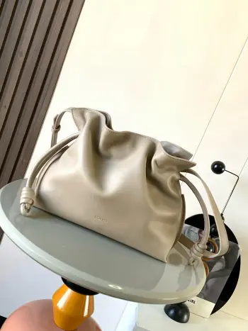 <p>新版梦福袋30CM 新款纳帕牛皮革Flamenco手拿包福袋 采用拉绳收紧 并打上标志性的盘绕结 这个版本采用纳帕牛皮革制成 不得不说 这个品牌将皮质的柔软和实用主义都在Flamenco Knot上展现得淋漓尽致 款号 9043</p><p>颜色 伯爵砂砾色</p>