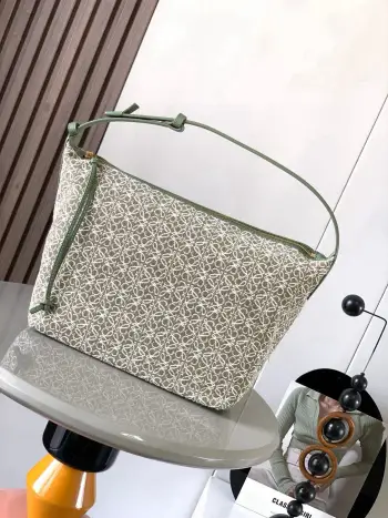 <p>Anagram 提花布和牛皮革 Cubi 手袋大号 便当包 Cubi饭盒包 这一季的快乐是Cubi给的 L0ewe 最新抢手腋下包 Cubi款号 9008</p><p>颜色 绿色小花</p>