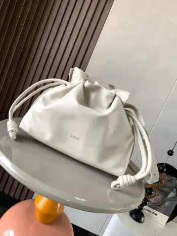 <p>新版梦福袋30CM 新款纳帕牛皮革Flamenco手拿包福袋 采用拉绳收紧 并打上标志性的盘绕结 这个版本采用纳帕牛皮革制成 不得不说 这个品牌将皮质的柔软和实用主义都在Flamenco Knot上展现得淋漓尽致 款号 9043</p><p>颜色 海盐白</p>