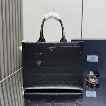 <p> 顶级原单 新款五金唛 中号35CM 新款三角菱格托特包托特包1BA378到货啦这款托特包采用进口小牛皮 纯手工三角菱格设计 唛头由浮雕三角形加五金散唛组成 内格配有拉琏口袋 简约又大气 时尚感满满 宝宝们赶紧入手吧 尺 长35x高27x底10cm</p>