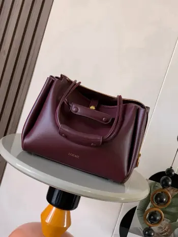 <p>中号柔软牛皮革 Madrid手袋Madrid 具有柔软的结构感梯形造型采用角撑设计 搭配可调节提手和 Pebble 磁扣此中号版本采用柔软牛皮革制成*可肩背 斜挎或手提*可调节肩带 搭配皮革延长带 *AnagramPebble 磁扣开合拉链开合*一个拉链内袋 *Anagram Pebble金属脚钉*纳帕羊皮革衬里</p><p>尺 28.5CM 23CM 11CM</p><p>款号 9147</p><p>颜色 勃艮地红</p>