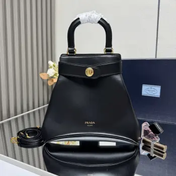 <p> 顶级原单 2025ss新款 1BG567短手柄Carey中号手提包 未来感与复古风和谐交融 以精致细节定义这款皮革手袋 在优雅设计中 经典与当代素并存 出自Prada档案库的精致转锁搭扣为整体造型添彩 </p><p>皮革手提柄 金属五金配件 正面压印字母徽标 饰带开合设计 配转锁搭扣 Nappa皮革内饰 搭配拉链口袋</p><p>尺寸:长30cm×高31cm×底6.5cm</p>