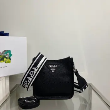 <p> 顶级原单 专柜新款单肩包1BH191 配有两条肩带 这款皮革迷你单肩包采用进口鹿纹牛皮设计 简约又大气 正面金属三角形徽标平添标志性格调可拆卸徽标印花织带肩带彰显其现代风范95厘米可拆卸可调式刺绣徽标印花织带肩带 100厘米可拆卸可调式皮革肩带 </p>