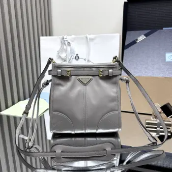 <p> 顶级原单 新款1BH229迷你单肩包 Sot Lux油腊皮 标志性设计焕然一新 Bonnie手袋是一款配有肩带的廓形 提升了风格的多功能本质 全新精致紧凑的造型采用精心制作的柔软皮革 呈现独特光泽 独特的袢带细节勾勒出这款配饰 饰以涂珐琅三角形金属徽标 配有一条可拆卸调节的长肩带 方便不同场合搭配 </p>