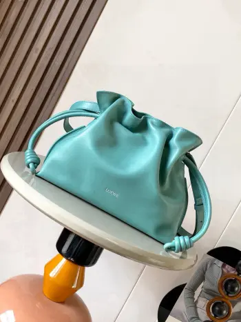 <p>新版梦福袋30CM 新款纳帕牛皮革Flamenco手拿包福袋 采用拉绳收紧 并打上标志性的盘绕结 这个版本采用纳帕牛皮革制成 尺寸 30CM 24.5CM 10.5CM</p><p>款号 9043</p><p>颜色 水蓝色</p>