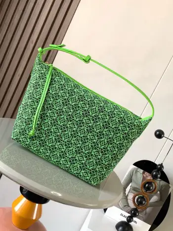<p>Anagram 提花布和牛皮革 Cubi 手袋大号 便当包 Cubi饭盒包 这一季的快乐是Cubi给的 L0ewe 最新抢手腋下包 Cubi款号 9008</p><p>颜色 苹果绿小花</p>