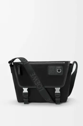 <p> 中号帆布和绒面革 Flex 邮差包Flex 邮差包采用梯形折叠翻盖设计 饰有精致的运动风格细节 此中号版本采用棉质斜纹帆布和绒面革制成 *可放13寸笔记本电脑 可肩背或斜挎  可调节织带*按扣翻盖*—个拉链前袋 一个磁扣后袋*一个拉链内袋 尼龙衬里*Anagram 压纹配有 D形环 </p><p>尺寸 38CM 27CM 9.5CM</p><p>款号 9100</p><p>颜色 黑色</p>