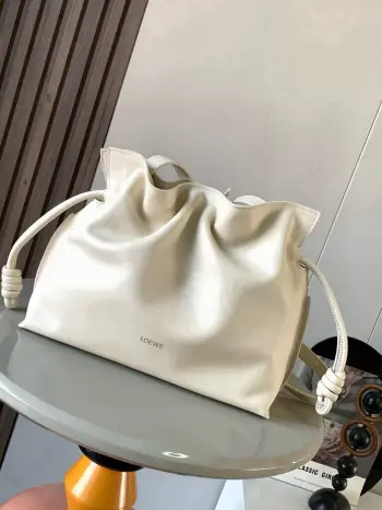 <p>新版梦福袋30CM 新款纳帕牛皮革Flamenco手拿包福袋 采用拉绳收紧 并打上标志性的盘绕结 这个版本采用纳帕牛皮革制成 不得不说 这个品牌将皮质的柔软和实用主义都在Flamenco Knot上展现得淋漓尽致 款号 9043 新款</p><p>颜色 安格拉白</p>