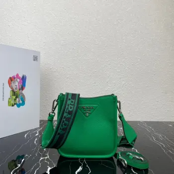 <p> 顶级原单 专柜新款单肩包1BH191 配有两条肩带 这款皮革迷你单肩包采用进口鹿纹牛皮设计 简约又大气 正面金属三角形徽标平添标志性格调可拆卸徽标印花织带肩带彰显其现代风范95厘米可拆卸可调式刺绣徽标印花织带肩带 100厘米可拆卸可调式皮革肩带 </p>