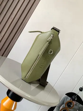 <p>经典牛皮革变形 Sling 手袋 紧凑型 Sling 手袋配有可调节 LOE WE 织带和品牌标志金属搭扣 可打开以改变手袋容量并实现多种携带方式 外部拉链平口袋进步增强了功能性 这个版本采用经典牛皮 革制成  可斜挎或作为腰包携带  拉链开合 牛皮革拉链头 人字纹棉质帆布衬里 配有 D 形环的压纹 LOE WE  </p><p>尺寸 32.5cm 9cm 12.3cm</p><p>款号 9074</p><p>颜色 橄榄灰</p>