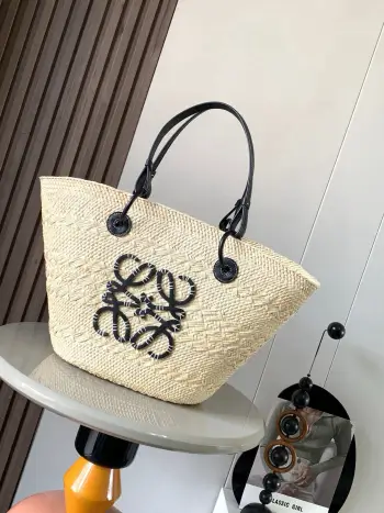 <p>大号伊拉卡棕榈纤维和牛皮革  Anagram Basket 手袋 超多明星同款 一个传统的篮子手袋 带有经典的手工编织包身 管状牛皮革带子 以及一块牛皮革 Anagram 压纹贴片 这个小尺寸版本采用伊拉卡棕榈制成 款号 8011</p><p>颜色 黑色</p>