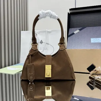 <p> 顶级原单 新品 1BG580麂皮这款迷你走秀款采用进口麂皮 顶级五金 前幅配有插扣锁开合 容量空间大 又可手提又可肩背 上身效果非常大气时尚 喜欢宝宝们 赶紧入手吧  尺寸 长26x高18x底12cm   </p>