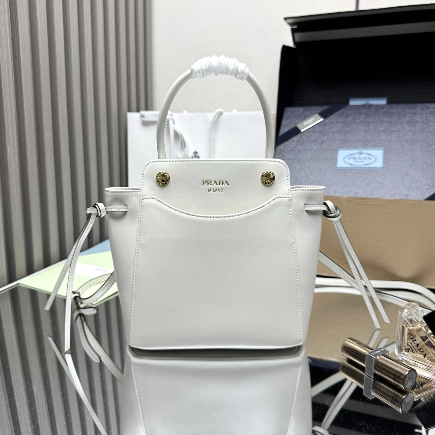 原单普拉达女包|高仿普拉达女包|精仿普拉达女包|一比一普拉达女包<p> 顶级原单 新款Carry手袋1BA496这款手提包凭借其时尚精致的设计 将一种动态的美感融入了日常使用中的每一个细节之中 造型宽敞的配饰采用进口牛皮制成 配有可拆卸 可调节的皮质肩带 磁力闭合装置 有着独特复古的风格 上身效果非常时尚轻便 美女们 赶紧入手吧尺寸 长19x高21x底7cm</p>