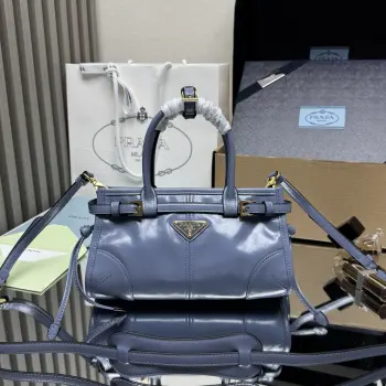 <p> 顶级原单 LusSolf油腊皮 1BA486迷你号这款迷你手提斜挎包采用进口油腊皮 油亮的色泽散发出古典气息 配有一条可拆卸调节的长肩带 斜挎 手提 肩带 满足所有背法  容量空间非常大 巨巨好用  绝对是时商达人们的必备款 小小尺寸 真的太太可爱了  赶紧把这款复古格调手拎包带回家吧 尺寸 长23.5高12x底9cm</p>