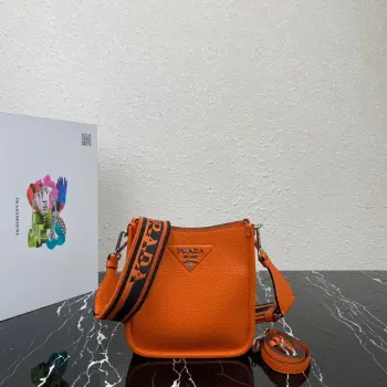 <p> 顶级原单 专柜新款单肩包1BH191 配有两条肩带 这款皮革迷你单肩包采用进口鹿纹牛皮设计 简约又大气 正面金属三角形徽标平添标志性格调可拆卸徽标印花织带肩带彰显其现代风范95厘米可拆卸可调式刺绣徽标印花织带肩带 100厘米可拆卸可调式皮革肩带 </p>