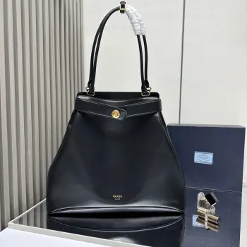 <p> 顶级原单 2025SS新款 大号1BG568长手柄Carey大号手提包 未来感与复古风和谐交融 以精致细节定义这款皮革手袋 在优雅设计中 经典与当代素并存 出自Prada档案库的精致转锁搭扣为整体造型添彩 </p><p>皮革手提柄 金属五金配件 正面压印字母徽标 饰带开合设计 配转锁搭扣 Nappa皮革内饰 搭配拉链口袋</p><p>尺寸:长47cm×高40.5cm×底6.5cm</p>