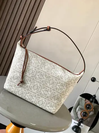 <p>Anagram 提花布和牛皮革 Cubi 手袋大号 便当包 Cubi饭盒包 这一季的快乐是Cubi给的 L0ewe 最新抢手腋下包 Cubi款号 9008</p><p>颜色 白布棕大花</p>