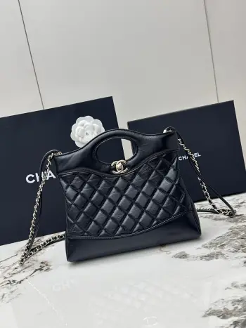 <p>CHANEL香奈儿31Bag 23A 金扣菱格纹油蜡皮手提包油蜡牛皮材质 光泽感满满 耐磨不易划伤 经典菱格纹+复古金色五金 双CLogo点缀 细节超精致 日常手机 化妆品都能装下 还有一个拉链袋 可手提可斜挎可单肩都很百搭 实用又时髦 是香奈儿近年超火的热门款</p><p>型号 AS4133</p><p>尺  长23x高22x宽5.5cm </p><p> </p>
