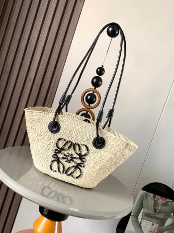 <p>小号伊拉卡棕榈纤维和牛皮革  Anagram Basket 手袋 超多明星同款 一个传统的篮子手袋 带有经典的手工编织包身 管状牛皮革带子 以及一块牛皮革 Anagram 压纹贴片 这个小尺寸版本采用伊拉卡棕榈制成 款号 8012</p><p>颜色 黑色</p>
