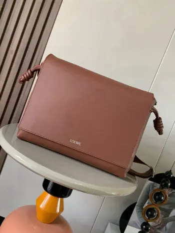 <p>亮面柔软牛皮革 Flamenco satchel 手袋 新品这款手袋将经典 Flamenco手袋重新设计为实用的斜挎包 采用拉绳收紧 并打上标志性的盘绕结 此版本以亮面柔软牛 皮革制成 内部采用绒面革  斜挎  肩背或手提 可调节可拆卸 LOE WE 织带 牛皮革拉链内袋和 D 形环  LOE WE 烫银 </p><p>尺寸 34cm 12cm 24cm</p><p>款号 9059</p><p>颜色 布朗尼</p>