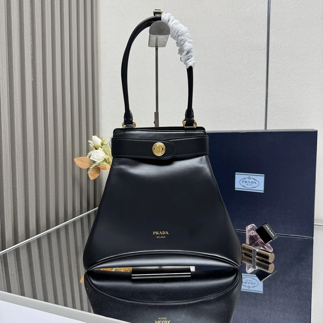 原单普拉达女包|高仿普拉达女包|精仿普拉达女包|一比一普拉达女包<p> 顶级原单 2025SS新款 1BG567长手柄Carey中号手提包 未来感与复古风和谐交融 以精致细节定义这款皮革手袋 在优雅设计中 经典与当代素并存 出自Prada档案库的精致转锁搭扣为整体造型添彩 </p><p>皮革手提柄 金属五金配件 正面压印字母徽标 饰带开合设计 配转锁搭扣 Nappa皮革内饰 搭配拉链口袋</p><p>尺寸:长31cm×高28cm×底5cm</p>