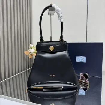 <p> 顶级原单 2025SS新款 1BG567长手柄Carey中号手提包 未来感与复古风和谐交融 以精致细节定义这款皮革手袋 在优雅设计中 经典与当代素并存 出自Prada档案库的精致转锁搭扣为整体造型添彩 </p><p>皮革手提柄 金属五金配件 正面压印字母徽标 饰带开合设计 配转锁搭扣 Nappa皮革内饰 搭配拉链口袋</p><p>尺寸:长31cm×高28cm×底5cm</p>