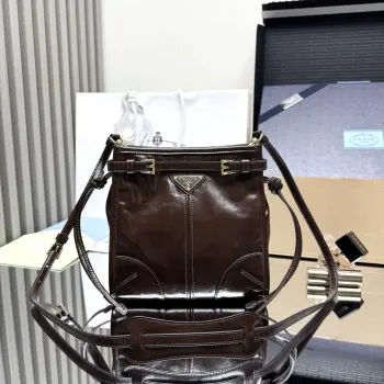 <p> 顶级原单 新款1BH229迷你单肩包 Sot Lux油腊皮 标志性设计焕然一新 Bonnie手袋是一款配有肩带的廓形 提升了风格的多功能本质 全新精致紧凑的造型采用精心制作的柔软皮革 呈现独特光泽 独特的袢带细节勾勒出这款配饰 饰以涂珐琅三角形金属徽标 配有一条可拆卸调节的长肩带 方便不同场合搭配 </p>