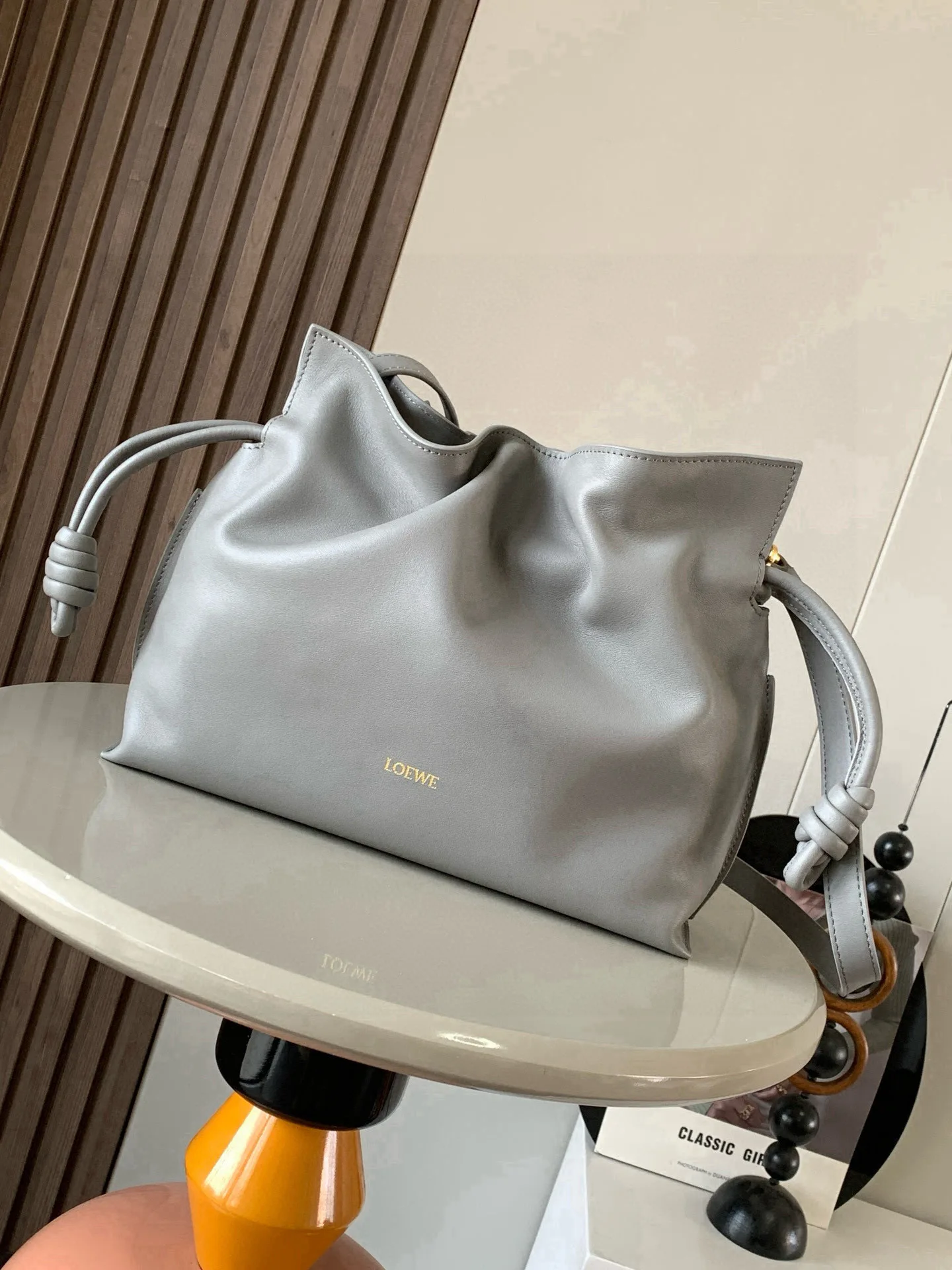 原单罗意威女包|高仿罗意威女包|精仿罗意威女包|一比一罗意威女包<p>新版梦福袋30CM新款纳帕牛皮革Flamenco手拿包福袋采用拉绳收紧 并打上标志性的盘绕结这个版本采用纳帕牛皮革制成不得不说 这个品牌将皮质的柔软和实用主义都在Flamenco Knot上展现得淋漓尽致可以说是想要什么感觉都能在Flamenco Knot中找到了将抽绳包和托特包完美结合 款号 9043 新款</p><p>颜色 沥青灰金扣</p>