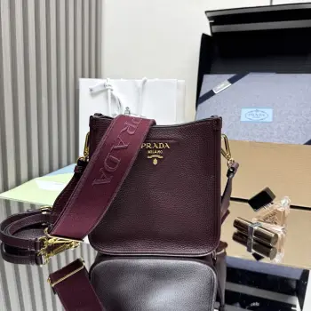 <p> 顶级原单 专柜新款单肩包1BH191 配有两条肩带 这款皮革迷你单肩包采用进口鹿纹牛皮设计 简约又大气 正面金属三角形徽标平添标志性格调 可调式可拆卸徽标印花织带肩带 长度95厘米 最大长度107厘米 - 最小长度56厘米 - </p>