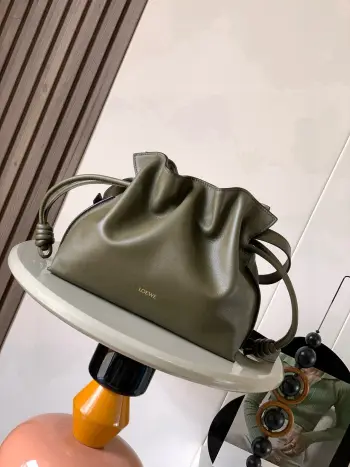 <p>新版梦福袋30CM 新款纳帕牛皮革Flamenco手拿包福袋 采用拉绳收紧 并打上标志性的盘绕结 这个版本采用纳帕牛皮革制成 尺寸 30CM 24.5CM 10.5CM</p><p>款号 9043</p><p>颜色 深卡其绿(黑边)</p>