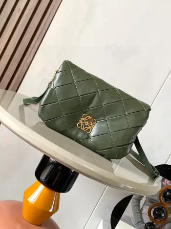 <p>迷你亮面纳帕羊皮革褶皱 Puffer Goya 手袋Goya Puffer 受到了Goya 美学的启发 通过带有鹅毛衬垫的闪亮纳帕羊皮革带来了全新的感官和触觉维度此迷你版本采用褶皱羊皮革制成 经过手工剪裁  缝合和缝制 多种背法可肩背或手拿 可拆卸可调节肩带 磁扣开合 一个隔层和一个拉链 口袋 纳帕羊皮革衬里</p><p>尺 20cm 6cm 13cm</p><p>款号 9077</p><p>颜色 宝瓶绿</p>