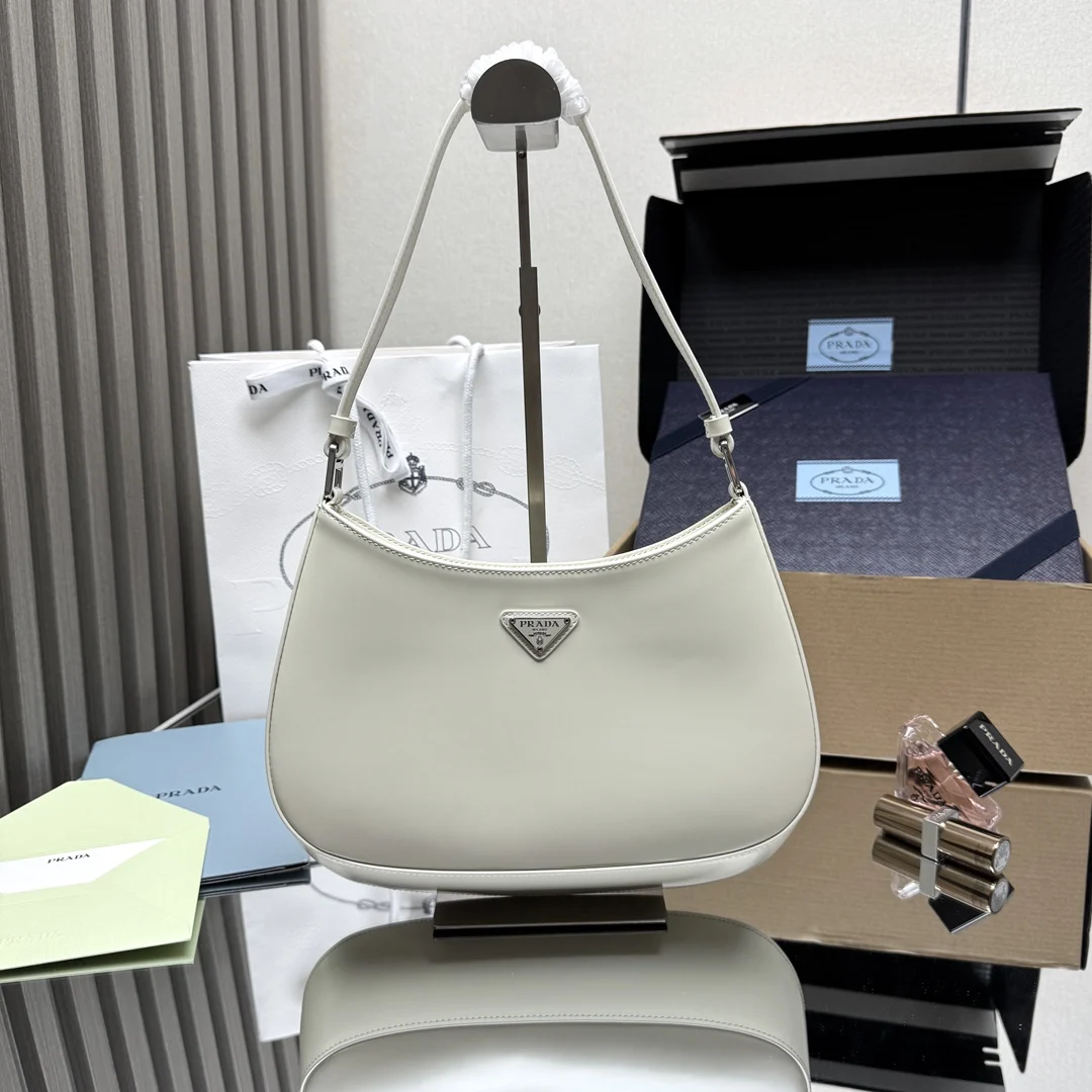 原单普拉达女包|高仿普拉达女包|精仿普拉达女包|一比一普拉达女包<p> 顶级原单 P家专柜最新款女士腋下包1BC499采用进口皮革开边珠小牛皮材质 私定白呖五金 不一样的女神腋下包 又是一款永不过时的爆款 尺寸27X21X5CM </p>