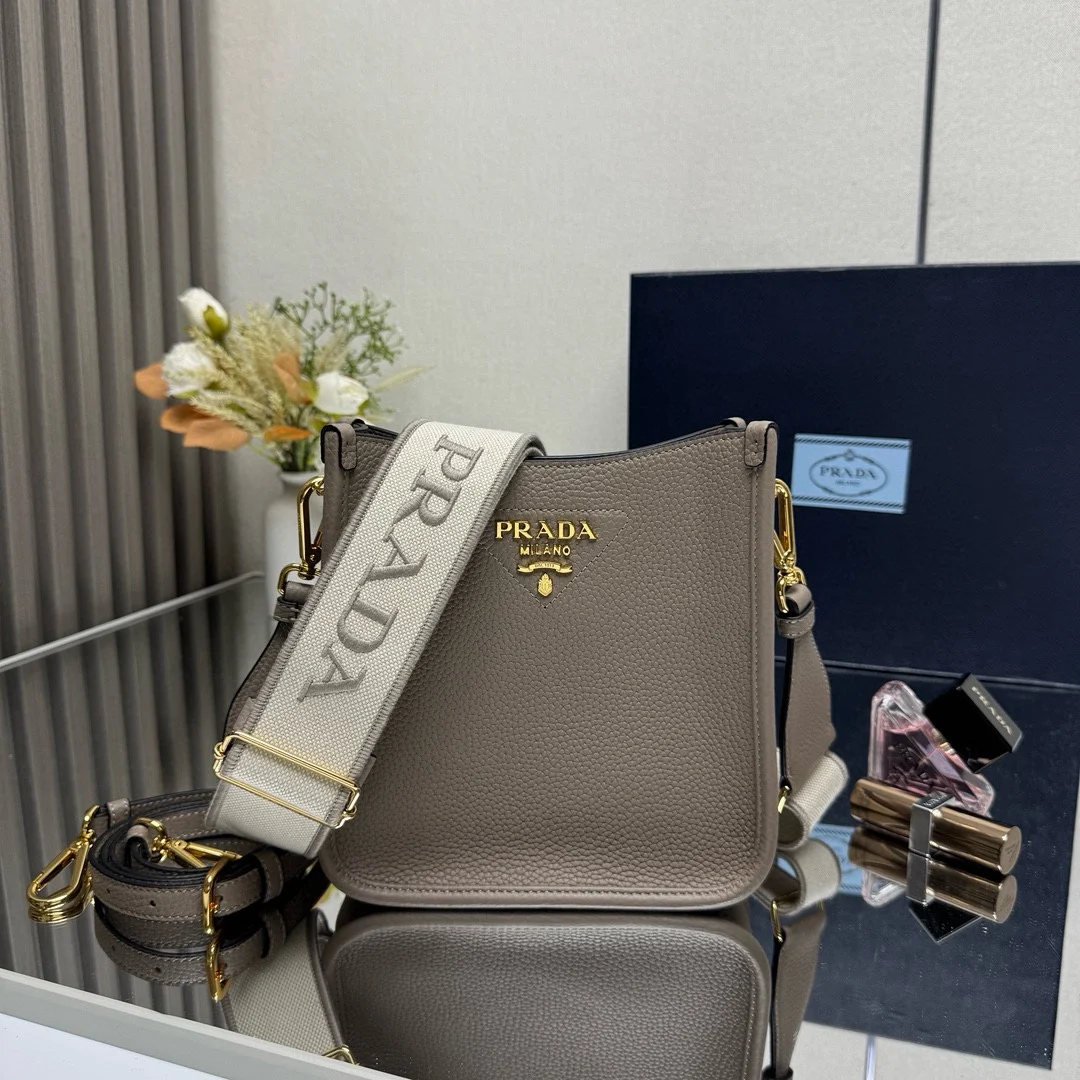原单普拉达女包|高仿普拉达女包|精仿普拉达女包|一比一普拉达女包<p> 顶级原单 专柜新款单肩包1BH191 配有两条肩带 这款皮革迷你单肩包采用进口鹿纹牛皮设计 简约又大气 正面金属三角形徽标平添标志性格调 可调式可拆卸徽标印花织带肩带 长度95厘米 最大长度107厘米 - 最小长度56厘米 - </p>