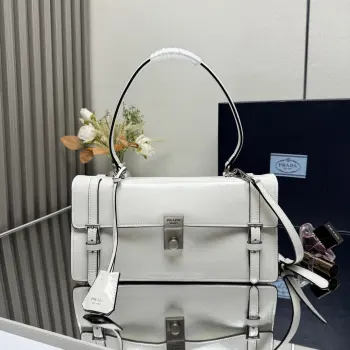 <p> 顶级原单 25SS春夏新款白色 笔筒包1BN026小号到货这款皮革手袋灵感源自挺括正式的公文包 质感细腻亮泽 以全新态度重释经典办公风格廓形 采用精致柔和细节设计 为包袋的经典造型更添温柔和百搭魅力 经典竖向锁扣装点细节 搭配长手提柄 可挎肩背携 更加实用 又是一款永久不过时爆款 赶紧入手吧尺寸 长32高16.5x底10cm</p>
