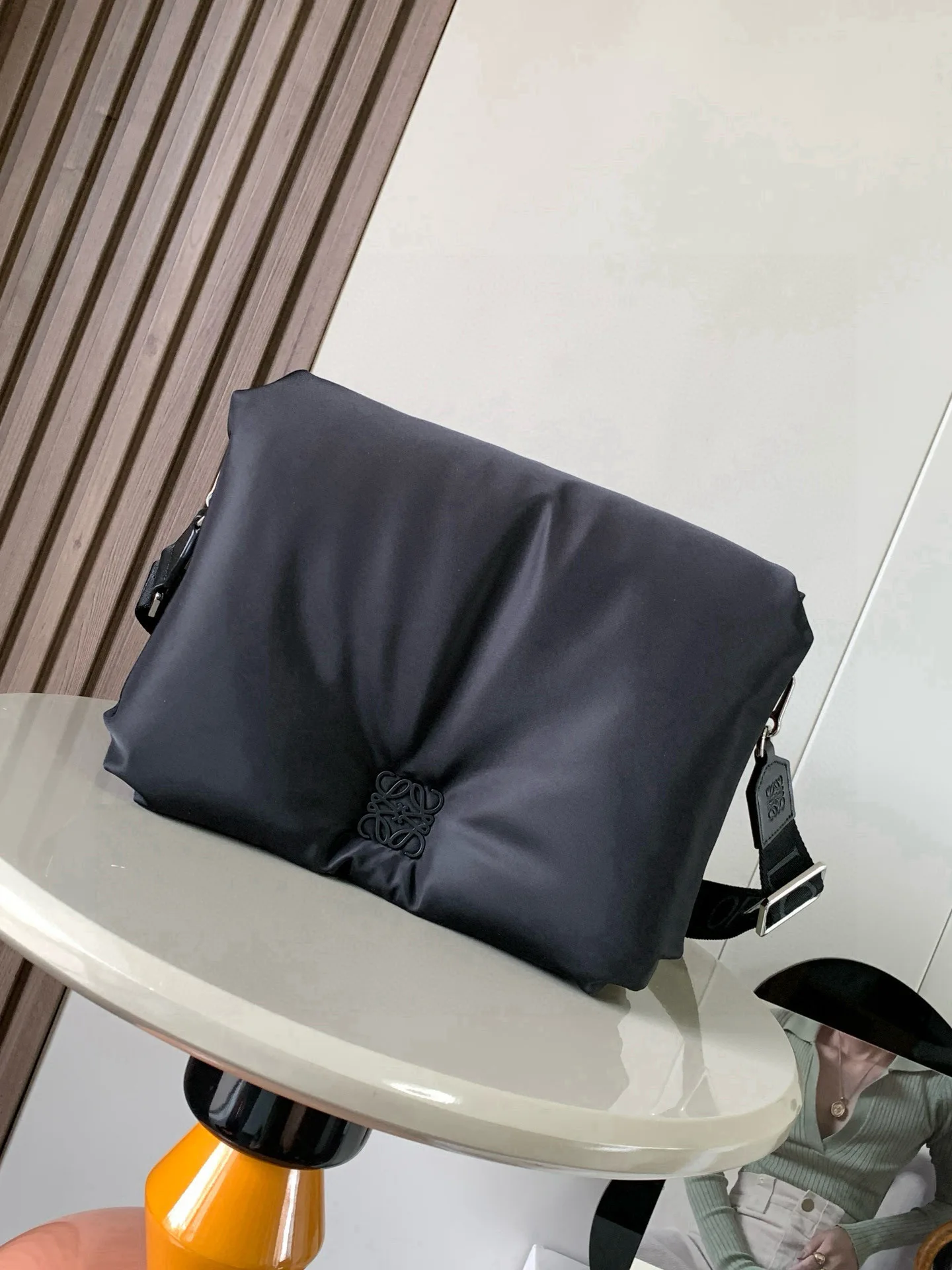 原单罗意威女包|高仿罗意威女包|精仿罗意威女包|一比一罗意威女包<p>大号尼龙布Puffer Goya 邮差包Goya Puffer 受到了 Goya 美学和关键细节的启发 通过带有鹅毛衬垫带来了全新的感官和触觉维度 这款邮差包采用尼龙材质制成 搭配 L0EWE织带肩带 松松软软的面包 内里羊皮材质包身柔软轻盈 有面包般的触感这只罗意威Goya 新出的斜挎包真的太可啦 款号 9120</p><p>颜色 黑布橙</p>