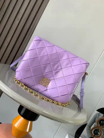 <p> 复褶闪亮纳帕羊皮革 Puffer Goya 手袋Puffer Goya 受到了 Goya 美学的启发 通过带有鹅毛衬垫的闪亮纳帕羊皮革 带来了全新的感官和触觉维度配有可拆卸且可调节的金属甜甜圈链条和一条可拆卸皮革带子这个版本采用褶皱羊皮革经过裁剪  缝制 和手工编织制成  肩背或手拿款号 9076</p><p>颜色 浅紫</p>
