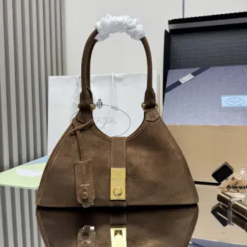 <p> 顶级原单 新品 1BG563麂皮这款走秀款采用进口麂皮 顶级五金 前幅配有插扣锁开合 容量空间大 又可手提又可肩背 上身效果非常大气时尚 喜欢宝宝们 赶紧入手吧  尺寸 长30.5x高17.5x底9cm</p>